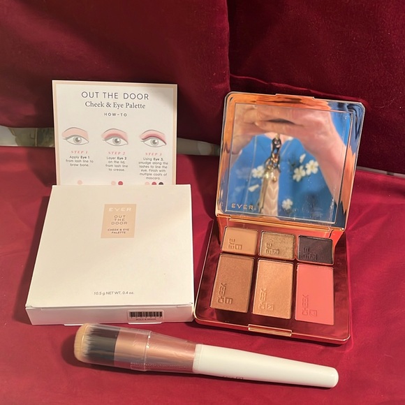 Ever Cheek & Eye -Pallette “Out the Door” - Picture 1 of 9